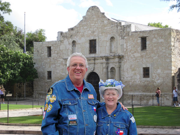 Texas Bob and Clara in front of the Alamo
