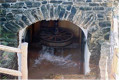 Vertical shaft Horizontal vane water wheel